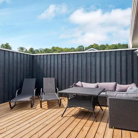 4 Star Holiday In Prázdninový dům Sjolund